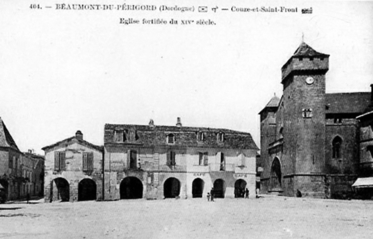 Eglise fortifiée du XIVe siècle, vers 1910 (carte postale ancienne). - Beaumont-du-Périgord