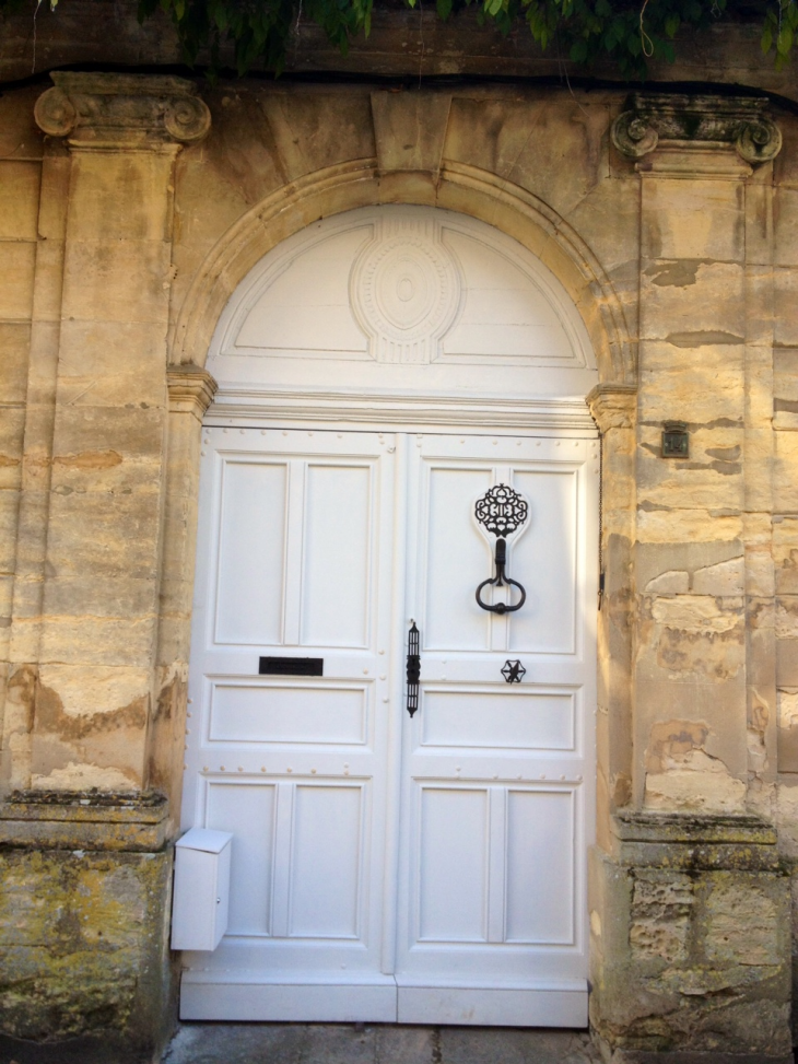 Belle porte d'une maison bourgeoise. - Beaumont-du-Périgord