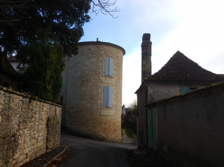 Tour sur l'ancienne enceinte de la bastide. - Beaumont-du-Périgord