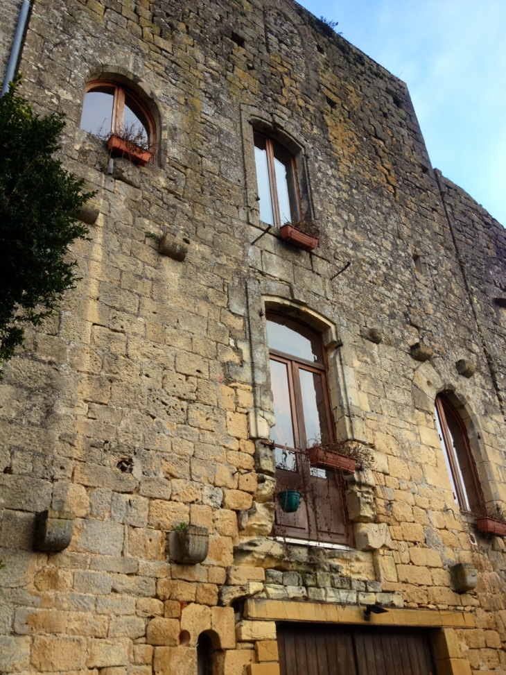 Façade d'une maison ancienne sur l'enceinte de la bastide. - Beaumont-du-Périgord