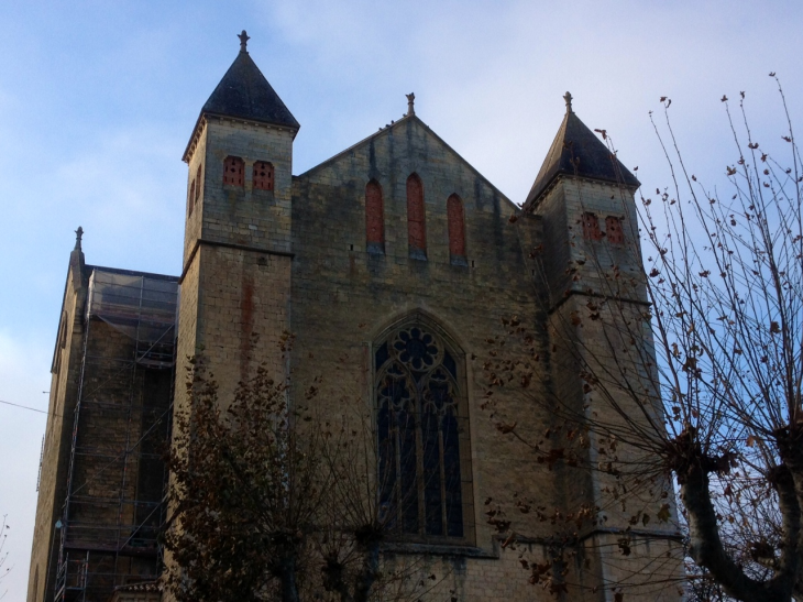 L'église XIII et XIVème et ses deux tours fortifiées. - Beaumont-du-Périgord