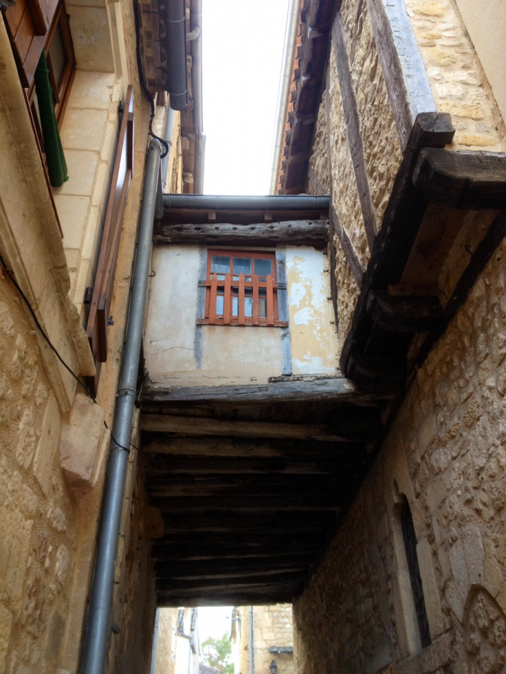 Passage couvert dans une ruelle. - Beaumont-du-Périgord