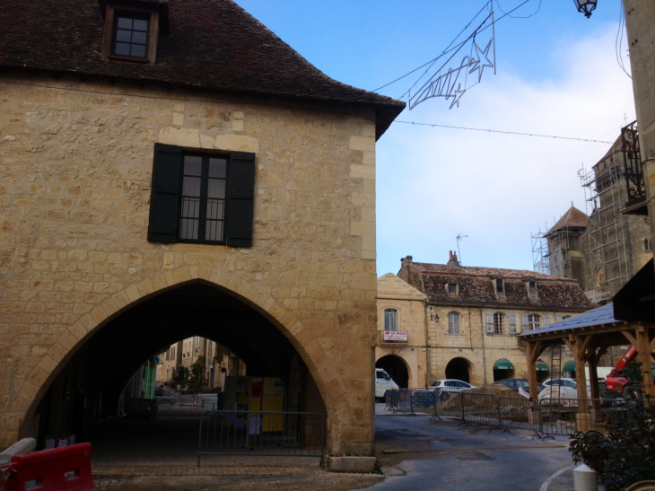 Le centre ville en travaux, ses couverts, la restauration de l'église et la reconstruction de la halle. - Beaumont-du-Périgord