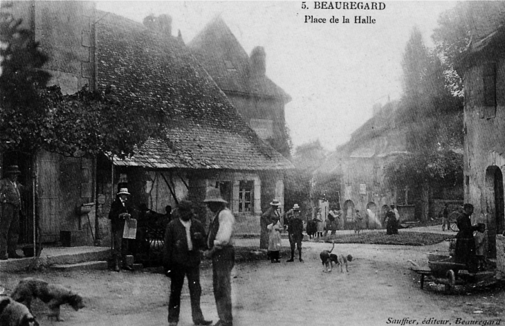 Place de la Halle, vers 1905 (carte postale ancienne). - Beauregard-de-Terrasson