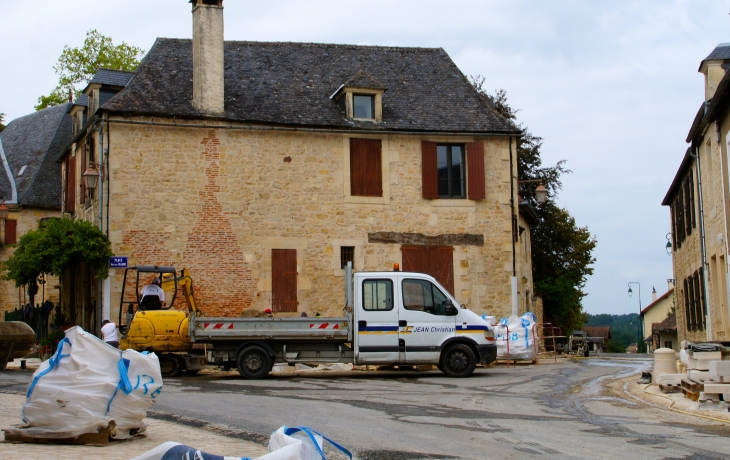 La place et la halle qui n'existe plus, en 2013. - Beauregard-de-Terrasson