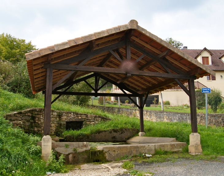 Aux-alentours :un lavoir. - Beauregard-de-Terrasson