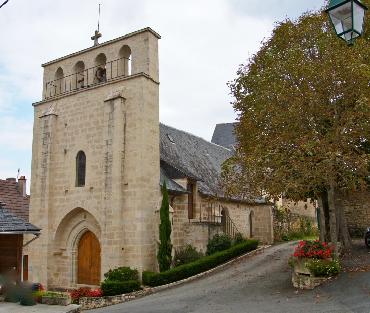 L'église Saint-Antoine du XIVe siècle et son clocher-mur. - Beauregard-de-Terrasson