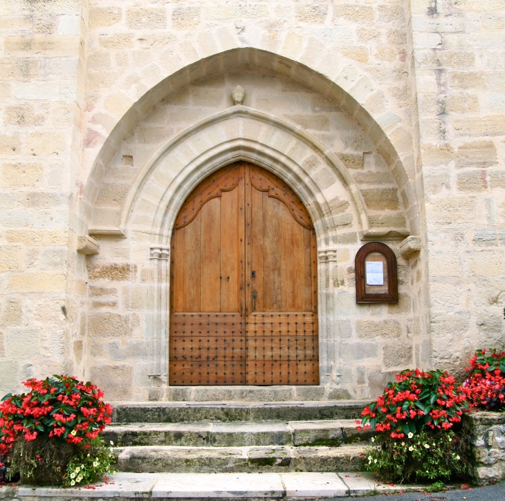 Le portail de l'église Saint Antoine. - Beauregard-de-Terrasson