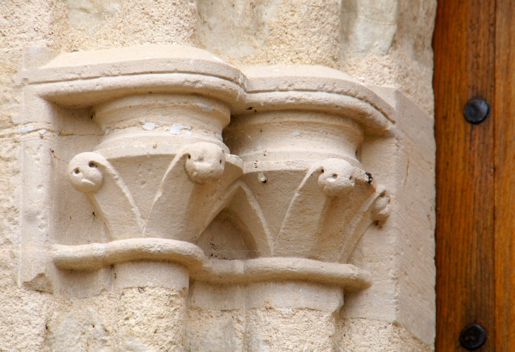 Chapiteau du portail de l'église Saint Antoine. - Beauregard-de-Terrasson