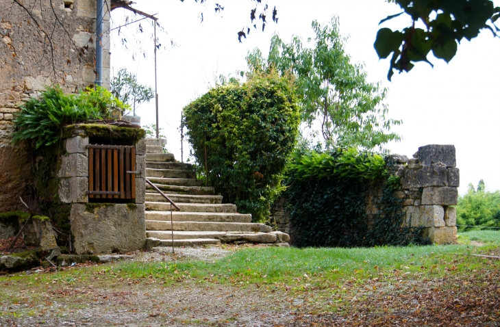 Puits  et escalier d'une maison ancienne du village. - Beauregard-de-Terrasson