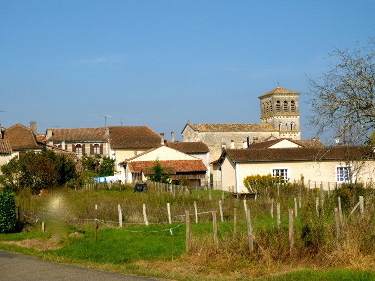 Vue sur le village. - Beauronne