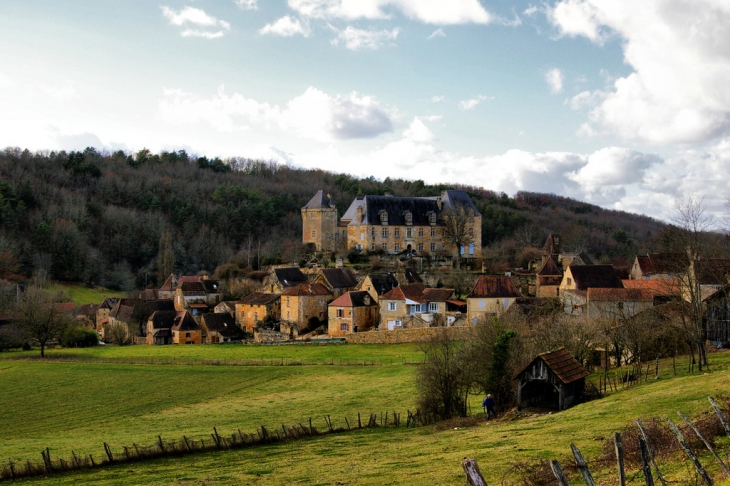 Vue d'ensemble de Berbiguières au pied du chateau