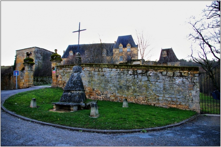 Croix sur socle pyramidal à l'entrée du château - Berbiguières