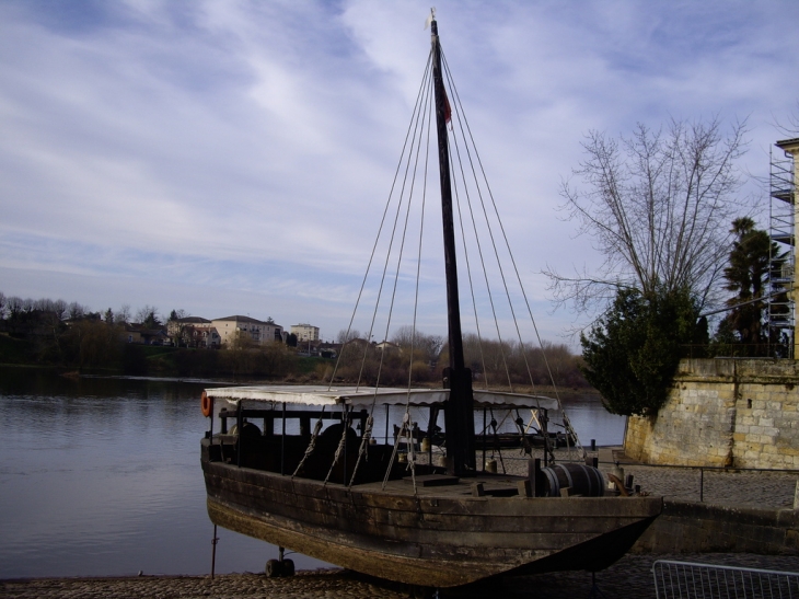 Gabarre touristique en cale sèche au bord de la Dordogne - Bergerac