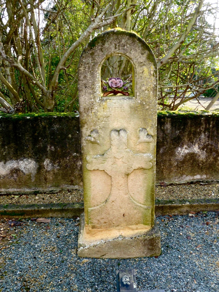 Tombe ancienne 1860 du petit cimetière de La Conne. - Bergerac