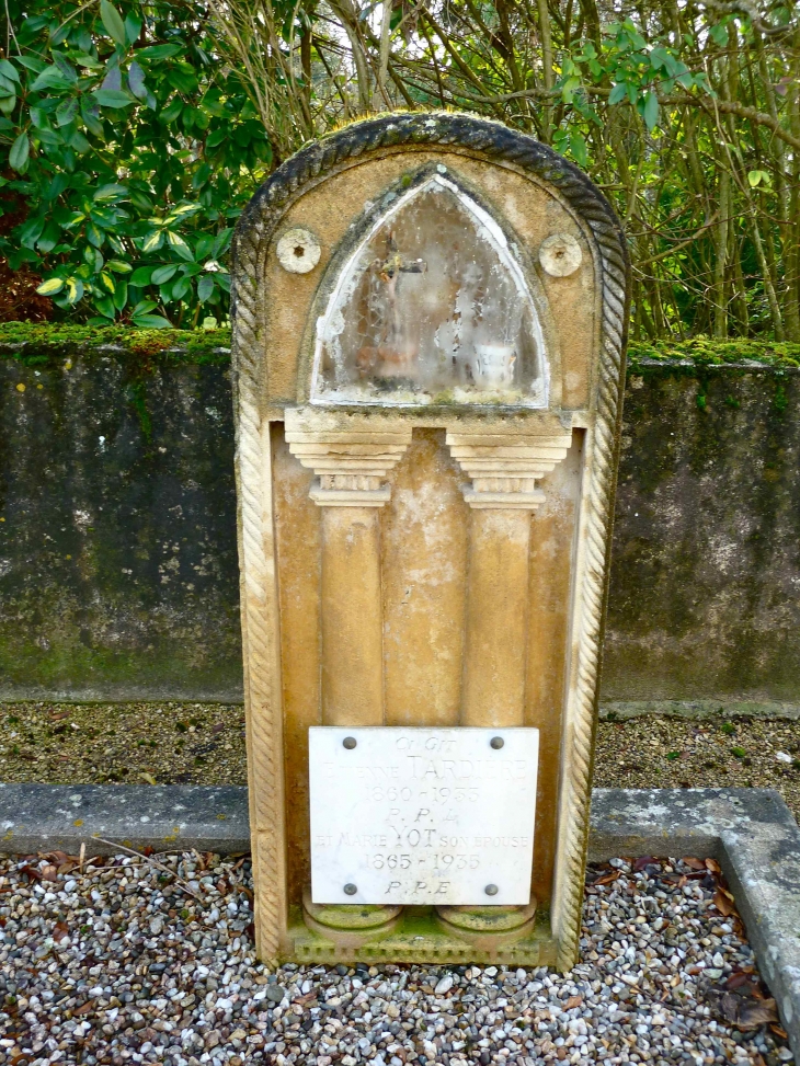 Tombe ancienne 1865 du petit cimetière de La Conne. - Bergerac