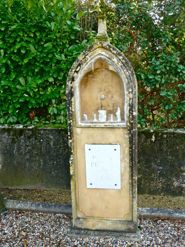 Tombe ancienne 1931 du petit cimetière de La Conne. - Bergerac