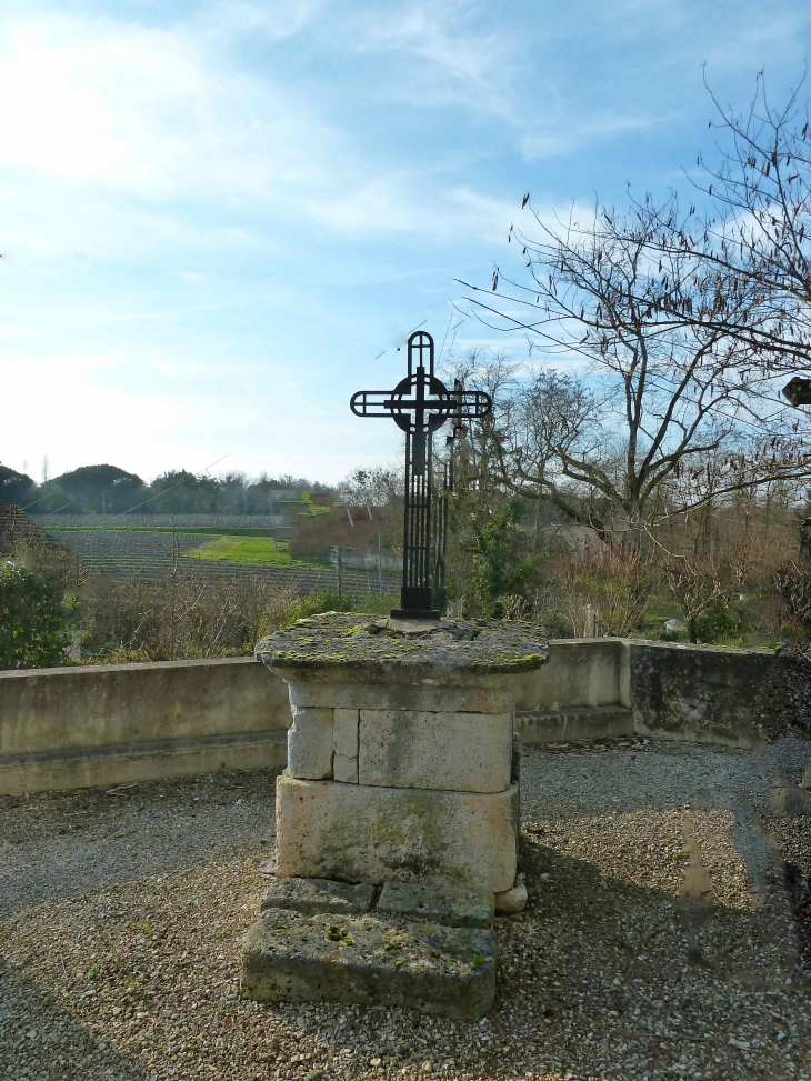 Petite croix devant la chapelle de La Conne. - Bergerac