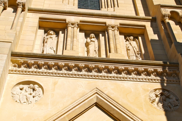 Sculptures au dessus du porche de l'église Notre-Dame. - Bergerac