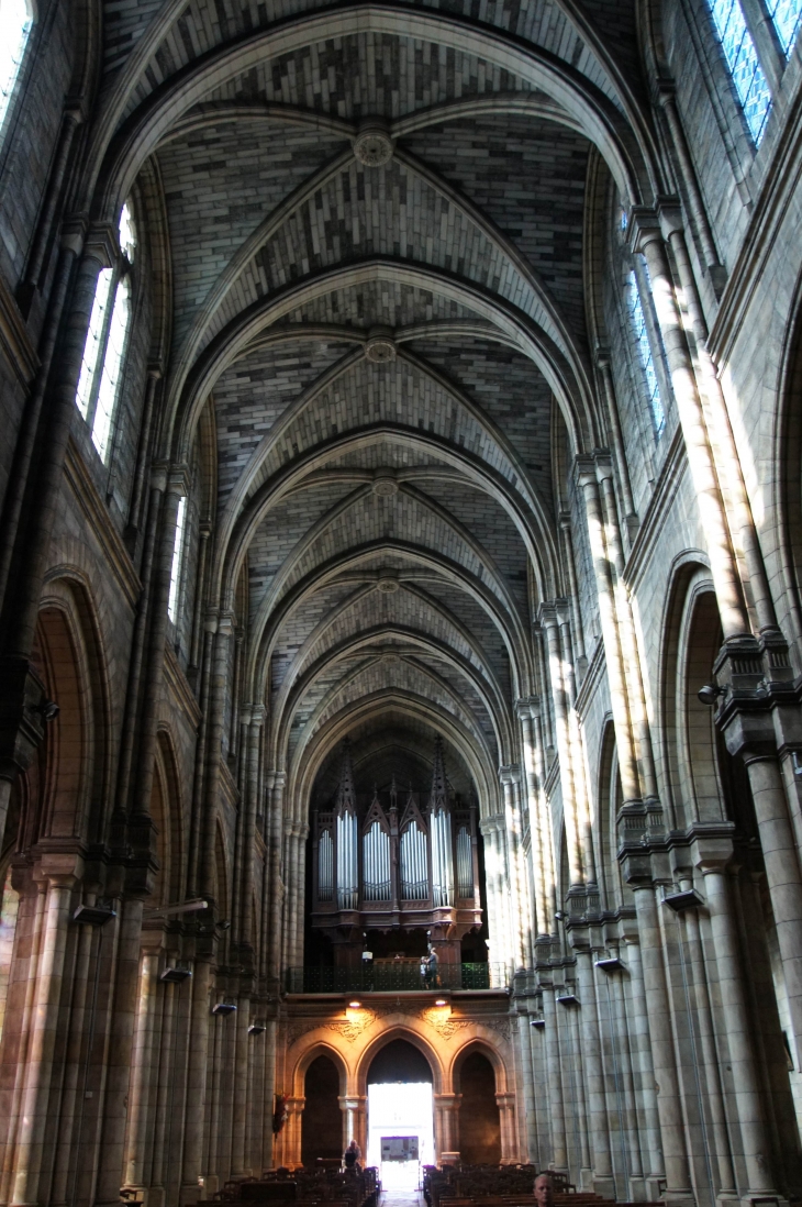 Eglise Notre-Dame : la nef vers le portail et les orgues. - Bergerac