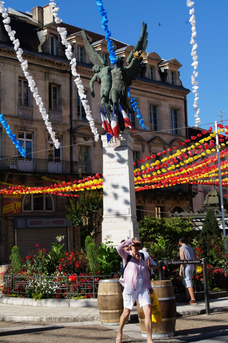 Le Monument aux Morts, début rue Mounet Sully. - Bergerac