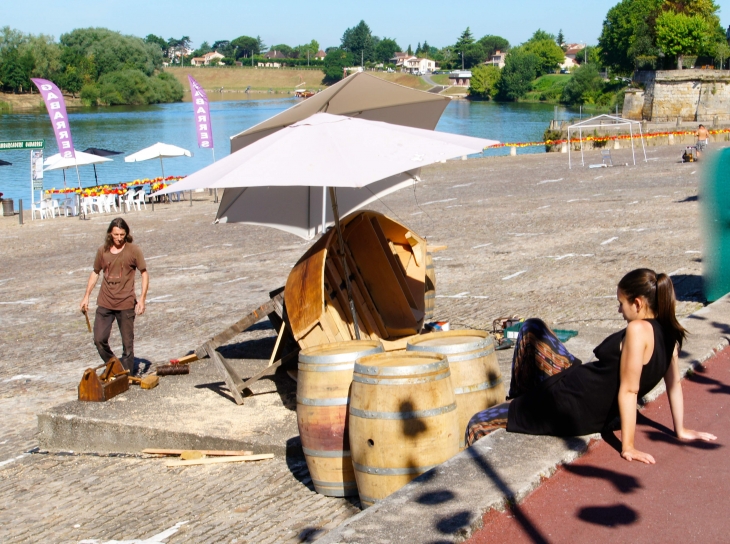 Construction d'une barque sur le bord de la Dordogne. - Bergerac