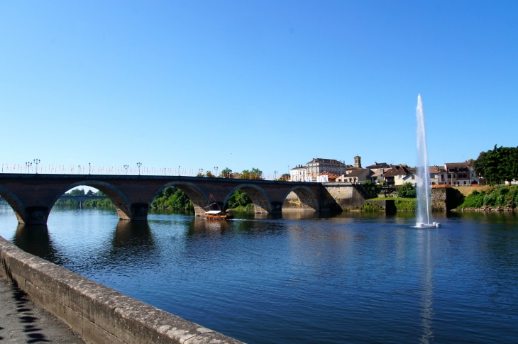 La Dordogne, une Gabarre, le Vieux Pont et au loin le clocher de l'église de la Madeleine. - Bergerac