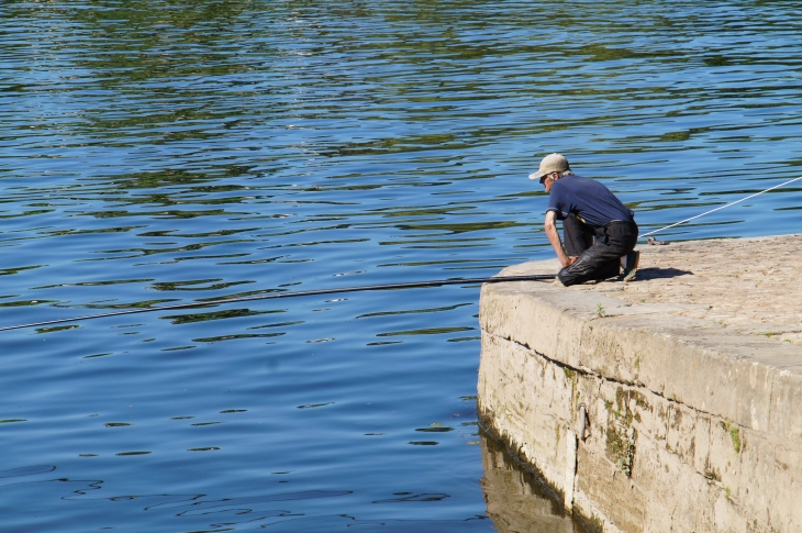 Pêcheur sur le bord de la Dordogne. - Bergerac