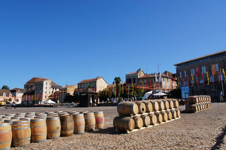 Barriques sur les quais de la Dordogne. - Bergerac