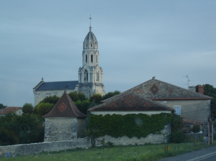 Entrée de Bertric-Burée en venant de l'école