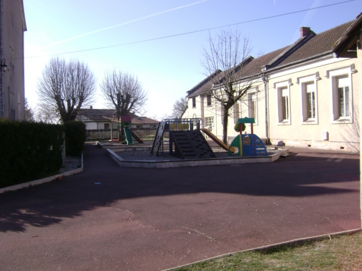 Une autre vue de l'école - Bertric-Burée