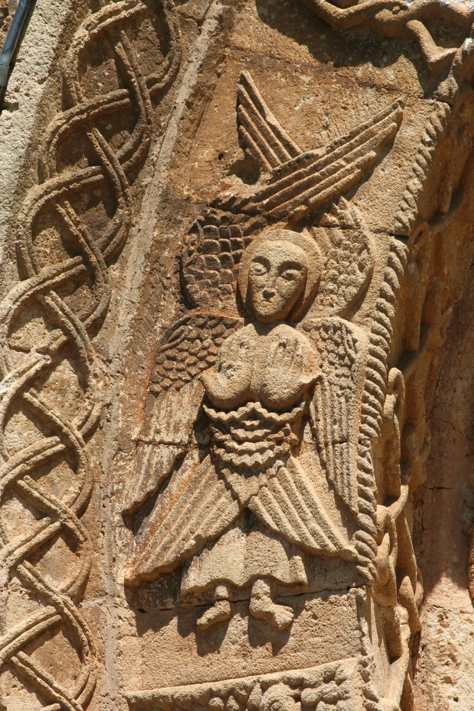 Séraphin sur une voussure du portail de l'église - Besse