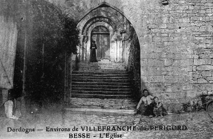 Début XXe siècle - L'entrée de l'église Saint-Martin du XIIe (la nef), XVe et XVIe siècles. (carte postale ancienne). - Besse