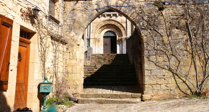 Début 2013 - L'entrée de l'église Saint-Martin du XIIe (la nef), XVe et XVIe siècles.  - Besse