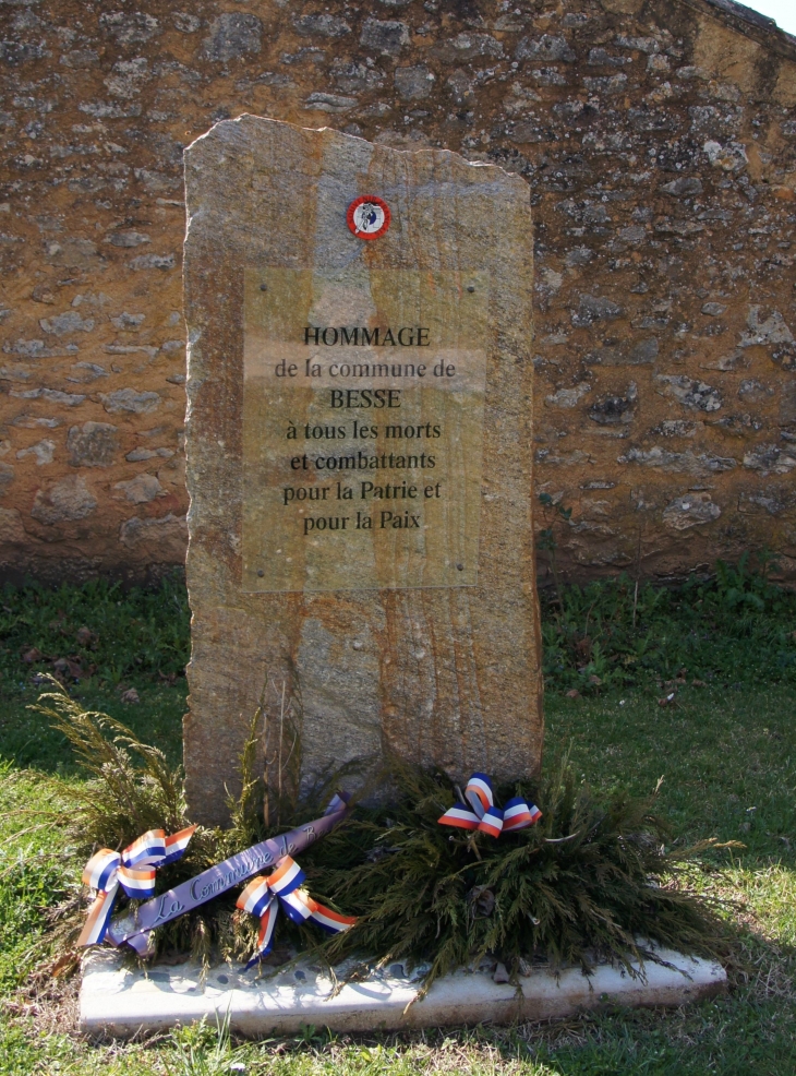 Le Monument aux Morts. - Besse