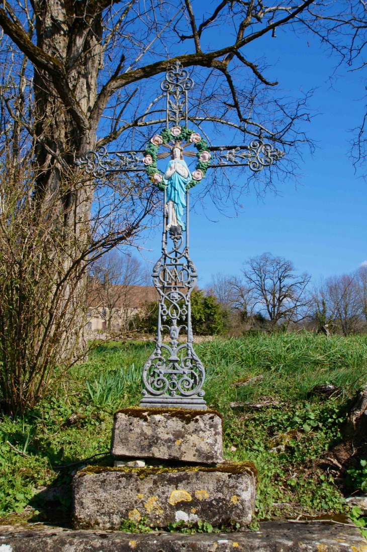 Croix de chemin près du château. - Besse