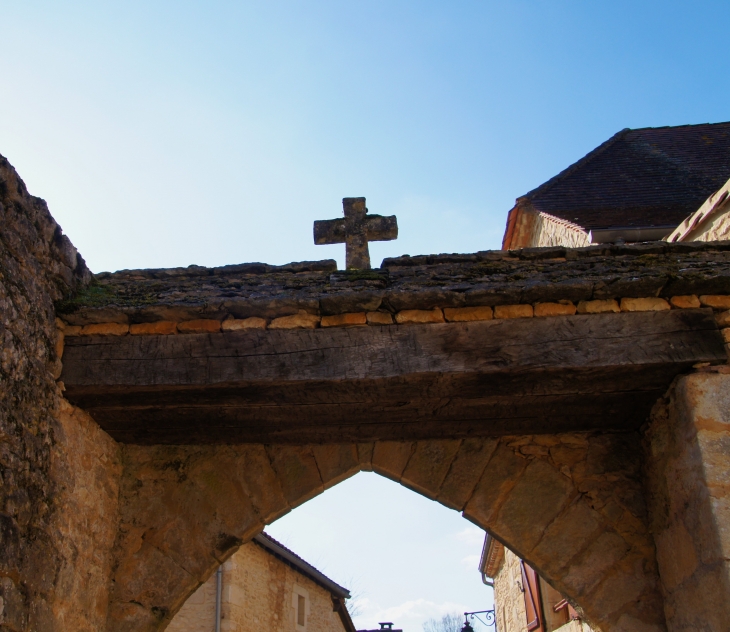 Entrée de l'église Saint-Martin. - Besse