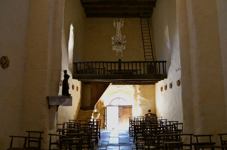 Intérieur de l'église Saint-Martin, vers le portail. - Besse