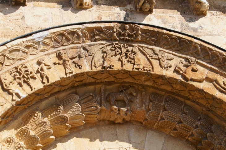 Détail : Au centre Adam et Eve habillés (c'est à dire après la chute originelle), encadrés de deux anges. - Besse