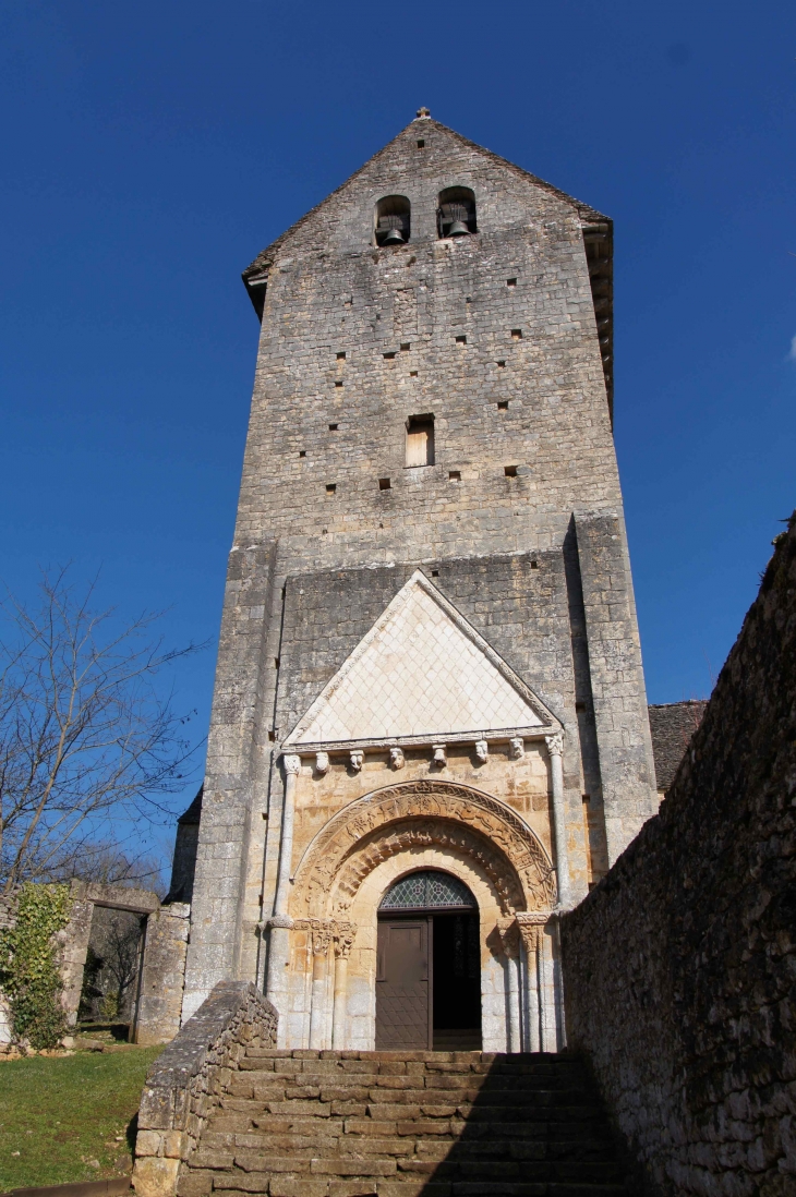 La façade occidentale et le portail de l'église Saint-Martin. - Besse