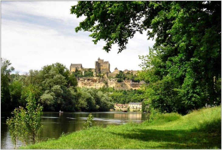 Vue depuis les rives de la Dordogne - Beynac-et-Cazenac