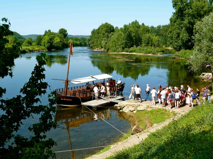 Sur les bords de la Dordogne, embarquement iminent. - Beynac-et-Cazenac