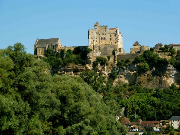 Château Médiéval du XII°, perché sur le haut d'une falaise calcaire. - Beynac-et-Cazenac