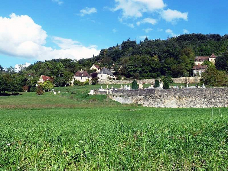 Vue sur le village. Le 1er Janvier 2017, les communes Bézenac et  Castels ont fusionné pour former la nouvelle commune Castels et Bézenac