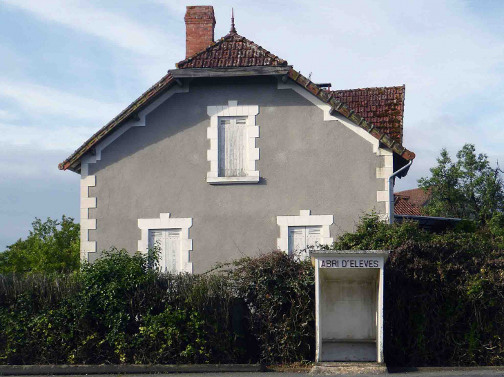 Abri bus devant la maison - Blis-et-Born