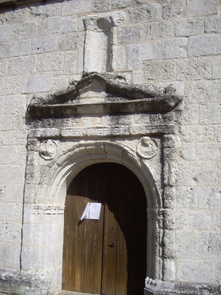 Portail 16ème de l'église St Jean Baptiste. - Bonneville-et-Saint-Avit-de-Fumadières