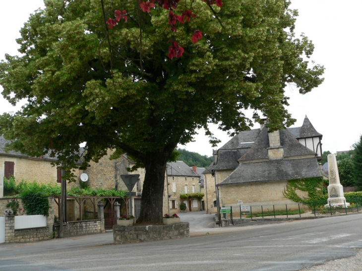 Borrèze - Entrée du village