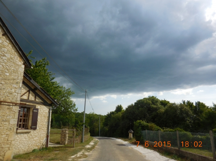 Nuages menaçants, l'orage approche - Borrèze