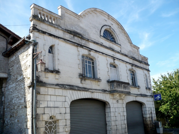 Ancien garage - Bourdeilles