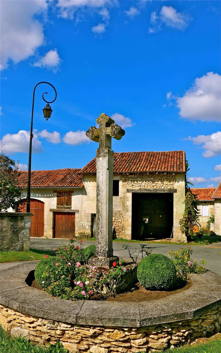 La croix de la place - Bourg-des-Maisons